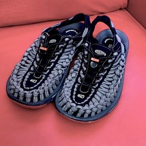 KEEN MENS BLACK/GRAY UNEEK SANDALS SIZE 9.5